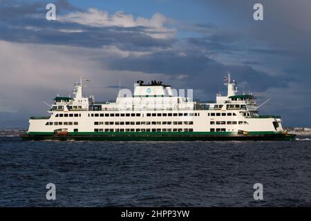 Mukilteo, WA, USA - 21. Februar 2022; die Washington State Autofähre MV Suquamish zieht sich von Mukilteo unter einem Winterhimmel bei Sonnenschein ab Stockfoto