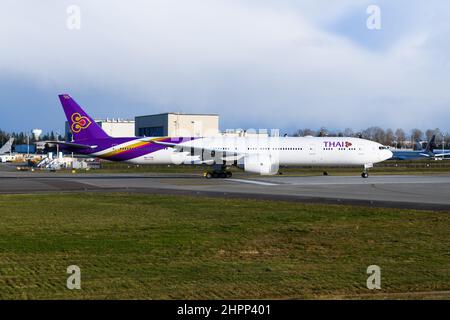 Everett, WA, USA - 21. Februar 2022; Thai Airways International 777 rollt auf die Start- und Landebahn am Paine Field neben dem Boeing-Werk Stockfoto