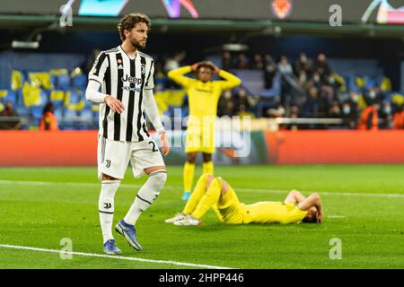 Villarreal, Spanien. 22nd. Februar 2022. Manuel Locatelli (L) vom Juventus Football Club wird während des UEFA Champions League-Spiels mit sechzehn Beinabenden, Fußballspiels zwischen Villarreal CF und Juventus FC im Estadio de la Ceramica, in Aktion gesehen.(Endstand; Villarreal CF 1:1 Juventus FC) Credit: SOPA Images Limited/Alamy Live News Stockfoto