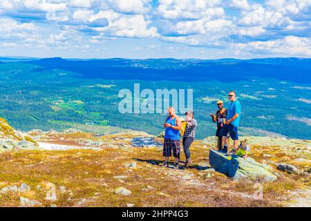 Hemsedal Norwegen 06. Juni 2016 Touristen und Fotograf auf Trekkingpfad durch eine schöne verschneite Landschaft Panorama Norwegen von Hydalen Hemsedal mit snowe Stockfoto