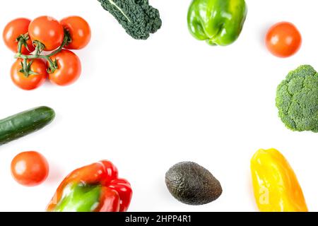 Frisches Obst und Gemüse. Flache Laie von frischem rohem Bio-Gemüse auf Weiß Stockfoto