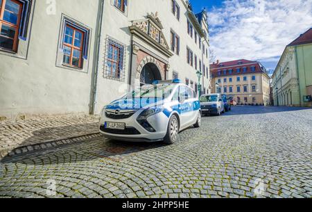 Weimar, Deutschland - 21. Februar 2022: deutscher Polizeiwagen, steht auf einer Straße in Weimar. Polizei ist das deutsche Wort für Polizei. Stockfoto