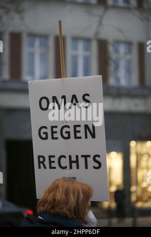 Berlin, Deutschland. 22nd. Februar 2022. Demonstranten gegen Hass und Hassrede auf der Straße in der Schloßstraße in Berlin-Steglitz. (Foto: Simone Kuhlmey/Pacific Press) Quelle: Pacific Press Media Production Corp./Alamy Live News Stockfoto