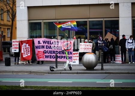 Berlin, Deutschland. 22nd. Februar 2022. Demonstranten gegen Hass und Hassrede auf der Straße in der Schloßstraße in Berlin-Steglitz. (Foto: Simone Kuhlmey/Pacific Press) Quelle: Pacific Press Media Production Corp./Alamy Live News Stockfoto