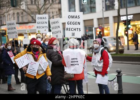 Berlin, Deutschland. 22nd. Februar 2022. Demonstranten gegen Hass und Hassrede auf der Straße in der Schloßstraße in Berlin-Steglitz. (Foto: Simone Kuhlmey/Pacific Press) Quelle: Pacific Press Media Production Corp./Alamy Live News Stockfoto