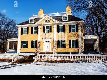 Cambridge, Massachusetts, USA - 16. Februar 2022: The Longfellow House (c. 1759) auf der Brattle Street in Cambridge. George Washingtons Hauptquartier Stockfoto