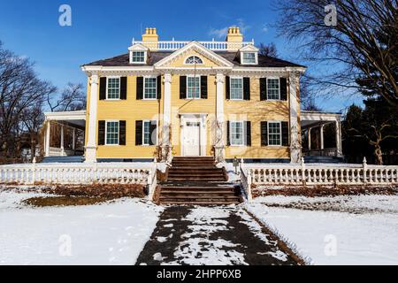 Cambridge, Massachusetts, USA - 16. Februar 2022: The Longfellow House (c. 1759) auf der Brattle Street in Cambridge. George Washingtons Hauptquartier Stockfoto