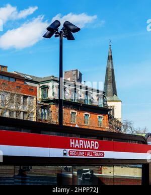 Schild und Gebäude der U-Bahn-Station Harvard Square Stockfoto