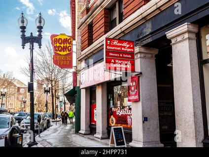 Cambridge, Massachusetts, USA - 16. Februar 2022: Berühmte Restaurants am Harvard Square auf der Massachusetts Avenue, Mr. Bartley's Burger und Hongkong Stockfoto