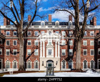 Cambridge, Massachusetts, USA - 16. Februar 2022: Die McKinlock Hall ist eines der Wohngebäude, die zum Leverett House gehören. Stockfoto