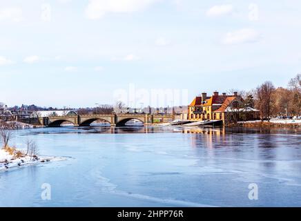 Cambridge, Massachusetts, USA - 16. Februar 2022: Weld Boathouse der Harvard University auf dem Charles River. Erbaut 1906. Stockfoto