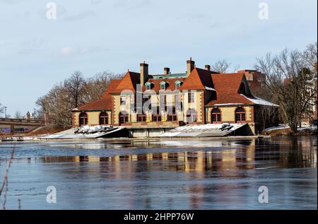 Cambridge, Massachusetts, USA - 16. Februar 2022: Weld Boathouse der Harvard University auf dem Charles River. Erbaut 1906. Stockfoto