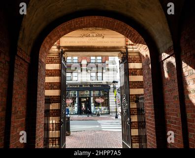 Cambridge, Massachusetts, USA - 19. Februar 2022: Dexter Gate der Harvard University zwischen Massachusetts Avenue und Harvard Yard. Stockfoto