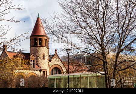 Cambridge, Massachusetts, USA - 19. Februar 2022: Die historische Cambridge Public Library wurde 1888 erbaut. Richardsonian Romaneque-Design. Stockfoto