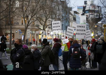 Berlin, Steglitz, Deutschland. 22nd. Februar 2022. Demonstranten gegen Hass und Hassrede auf der Straße im SchloÃŸstrasse in Berlin-Steglitz. (Bild: © Simone Kuhlmey/Pacific Press via ZUMA Press Wire) Stockfoto