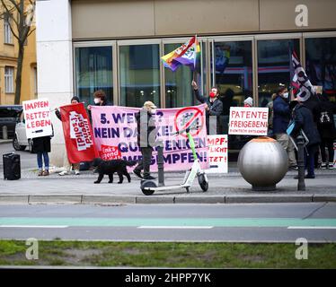 Berlin, Steglitz, Deutschland. 22nd. Februar 2022. Demonstranten gegen Hass und Hassrede auf der Straße im SchloÃŸstrasse in Berlin-Steglitz. (Bild: © Simone Kuhlmey/Pacific Press via ZUMA Press Wire) Stockfoto