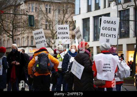 Berlin, Steglitz, Deutschland. 22nd. Februar 2022. Demonstranten gegen Hass und Hassrede auf der Straße im SchloÃŸstrasse in Berlin-Steglitz. (Bild: © Simone Kuhlmey/Pacific Press via ZUMA Press Wire) Stockfoto