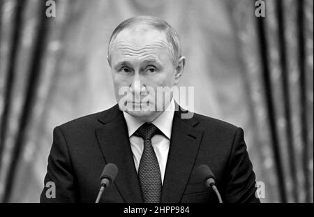 Der russische Präsident Wladimir Putin spricht über die Unterzeichnung von Dokumenten, die die Volksrepublik Donezk und Lugansk als unabhängige Staaten anerkennen. Donezk und Lugansk sind abtrünnigen Regionen der Ukraine. Stockfoto