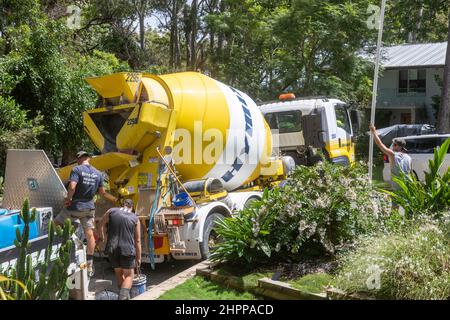 Der Transportbetonwagen liefert eine Ladung Beton für Bauarbeiten an einem Haus an den nördlichen Stränden von Sydney, NSW, Australien Stockfoto