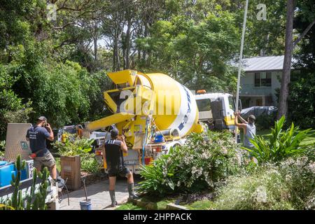 Der Transportbetonwagen liefert eine Ladung Beton für Bauarbeiten an einem Haus an den nördlichen Stränden von Sydney, NSW, Australien Stockfoto