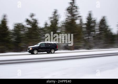 Reno, Usa. 22nd. Februar 2022. Im Winter fährt ein schneebedecktes Auto. Die winterlichen Straßenverhältnisse verschlechtern sich, da Schnee in den Bergen fällt. Bei allen Fahrzeugen außer dem 4-Rad-Antrieb mit Schneereifen Ketten, sofern erforderlich. Kredit: SOPA Images Limited/Alamy Live Nachrichten Stockfoto