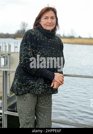 21. Februar 2022, Brandenburg, Brandenburg/Havel: Kanuistin Birgion Fischer bei einer Fotosession. Am 25. Februar feiert sie ihren 60th. Geburtstag. Foto: Jens Kalaene/dpa-Zentralbild/dpa Stockfoto