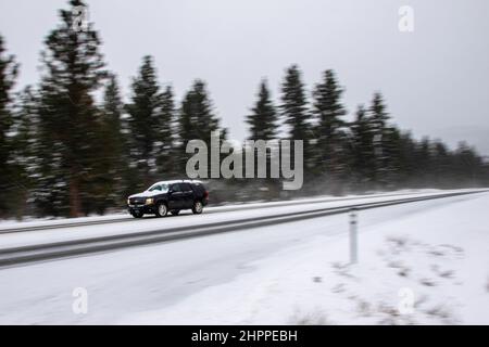 Reno, Usa. 22nd. Februar 2022. Im Winter fährt ein Auto mit Schnee auf dem Dach. Die winterlichen Straßenverhältnisse verschlechtern sich, da Schnee in den Bergen fällt. Bei allen Fahrzeugen außer dem 4-Rad-Antrieb mit Schneereifen Ketten, sofern erforderlich. (Foto von Ty O'Neil/SOPA Images/Sipa USA) Quelle: SIPA USA/Alamy Live News Stockfoto