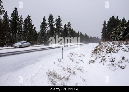 Reno, Usa. 22nd. Februar 2022. Ein Auto fährt auf einer schneebedeckten Straße. Die winterlichen Straßenverhältnisse verschlechtern sich, da Schnee in den Bergen fällt. Bei allen Fahrzeugen außer dem 4-Rad-Antrieb mit Schneereifen Ketten, sofern erforderlich. (Foto von Ty O'Neil/SOPA Images/Sipa USA) Quelle: SIPA USA/Alamy Live News Stockfoto