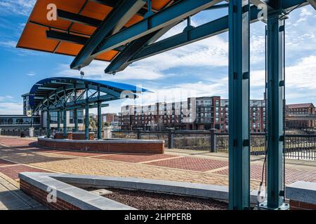 14th Street Fußgängerbrücke über den Chattahoochee River zwischen dem Columbus (Georgia) Riverwalk und dem Phenix City (Alabama) Riverwalk. (USA) Stockfoto