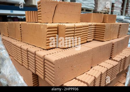 Rote Steine im Laden. Baumaterial für Gebäude Stockfoto