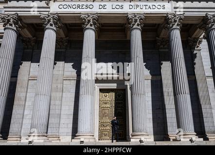 Madrid, Spanien. 22nd. Februar 2022. Ein Polizeibeamter wacht über den spanischen Abgeordnetenkongress in Madrid. (Foto von Miguel Candela/SOPA Images/Sipa USA) Quelle: SIPA USA/Alamy Live News Stockfoto