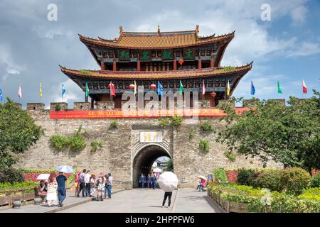 DALI, CHINA - Nordtor in der Dali Altstadt. Ein berühmtes Wahrzeichen in der antiken Stadt Dali, Yunnan, China. Stockfoto