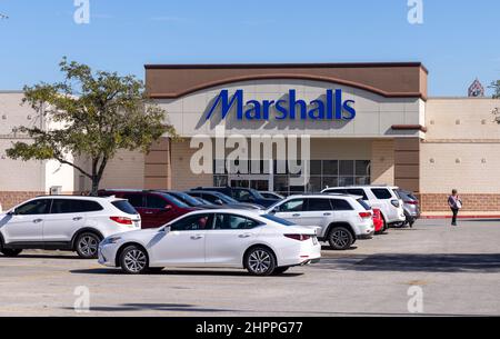 Marshalls Ladengeschäft mit vielen Autos, die draußen an einem sonnigen Tag geparkt wurden. Gebäudefassade des Bekleidungsgeschäfts Stockfoto