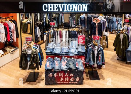 Hongkong, China. 08th. Februar 2022. Französische Modemarke Chevignon Laden in Hongkong gesehen. Kredit: SOPA Images Limited/Alamy Live Nachrichten Stockfoto