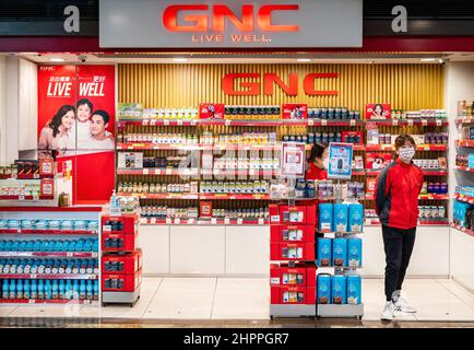 Hongkong, China. 08th. Februar 2022. Amerikanische Gesundheits- und ernährungsbezogene Markenprodukte, General Nutrition Centers (GNC) Laden in Hongkong gesehen. Kredit: SOPA Images Limited/Alamy Live Nachrichten Stockfoto