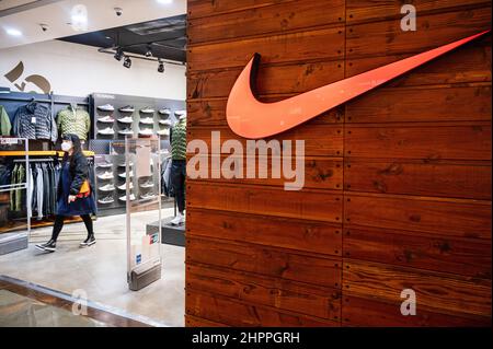 Hongkong, China. 08th. Februar 2022. Beim Nike Store in Hongkong, der multinationalen amerikanischen Sportbekleidungsmarke, wird ein Shopper gesehen. Kredit: SOPA Images Limited/Alamy Live Nachrichten Stockfoto