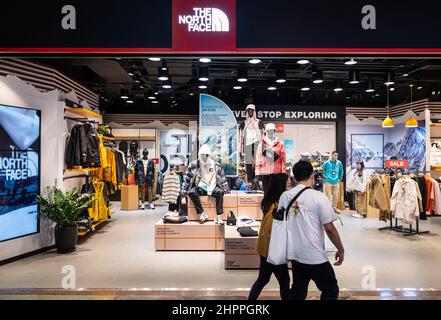 Hongkong, China. 08th. Februar 2022. Die Käufer kommen an der amerikanischen Outdoor-Bekleidungsmarke The North Face in Hongkong vorbei. Kredit: SOPA Images Limited/Alamy Live Nachrichten Stockfoto