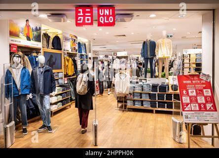 Hongkong, China. 08th. Februar 2022. Käufer sind im japanischen Bekleidungsgeschäft Uniqlo in Hongkong zu sehen. (Foto von Budrul Chukrut/SOPA Images/Sipa USA) Quelle: SIPA USA/Alamy Live News Stockfoto