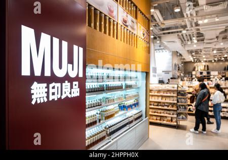 Hongkong, China. 08th. Februar 2022. Käufer werden im japanischen Haushalts- und Bekleidungseinzelhandel Muji Shop in Hongkong gesehen. (Foto von Budrul Chukrut/SOPA Images/Sipa USA) Quelle: SIPA USA/Alamy Live News Stockfoto