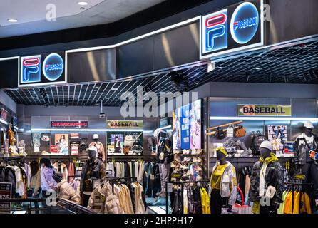 Hongkong, China. 08th. Februar 2022. Italienische Sportartikelmarke, Fila-Laden in Hongkong gesehen (Foto: Budrul Chukrut/SOPA Images/Sipa USA) Quelle: SIPA USA/Alamy Live News Stockfoto
