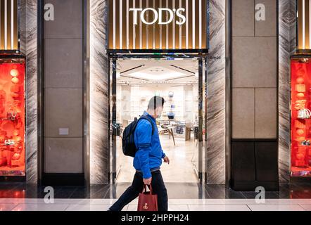 Hongkong, China. 28th Januar 2022. Ein Shopper geht an der italienischen Luxusschuhe- und Lederwarenmarke Tod's Store in Hongkong vorbei (Foto: Budrul Chukrut/SOPA Images/Sipa USA) Credit: SIPA USA/Alamy Live News Stockfoto