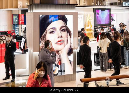 Hongkong, China. 08th. Februar 2022. Die Käufer kommen am französischen Geschäft für Luxusgüter, Bekleidung und Kosmetikprodukte Christian Dior in Hongkong vorbei. (Foto von Budrul Chukrut/SOPA Images/Sipa USA) Quelle: SIPA USA/Alamy Live News Stockfoto