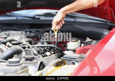 Messstab zum Prüfen des Ölstands in der Nahaufnahme des Fahrzeugmotors Stockfoto