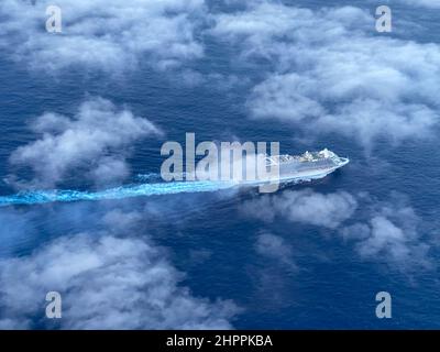 Ein Team aus einem Hubschrauber der US-Luftwaffe HH-60G Pave Hawk und zwei Flugzeugen des Typs HC-130J Combat King II vom Rettungsflügel des Jahres 129th reist zum Ruby Princess-Kreuzschiff, als Reaktion auf einen kranken Passagier, der Transport benötigt, 345 nautische Meilen von San Francisco, 11. Februar 2022. Der Passagier wurde in den Hubschrauber gehisst und zum Stanford Medical Center in Palo Alto gebracht. (USA Foto der Air National Guard von Meister Sgt. Dave Trujillo) Stockfoto