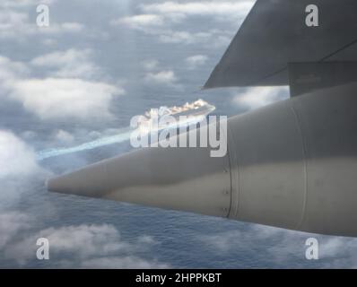 Ein US Air Force HC-130J Combat King II Flugzeug vom 129th Rescue Wing fliegt über das Ruby Princess-Schiff 345 Seemeilen von San Francisco, 11. Februar 2022. Die Airmen reagierten auf einen kranken Passagier, der vom Schiff transportiert werden musste. (Foto der US Air National Guard von Chief Master Sgt. Sean Moore) Stockfoto