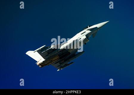 Ein Royal Air Force Eurofighter Typhoon FGR4, der 1 (Fighter) Squadron, RAF Lossiemouth, Vereinigtes Königreich, zugewiesen wurde, fliegt von einem Tanker der RAF Voyager weg, nachdem er während einer Red Flag-Nellis 22-1-Mission am 3. Februar 2022 auf der Nellis Air Force Base, Nevada, Luft-zu-Luft-Betankung gebracht hatte. Red Flag-Nellis bietet ein realistisches Kampftraining, das Leben rettet und gleichzeitig die Kampfwirkung erhöht. (USA Luftwaffe Foto von Airman 1st Klasse Zachary Rufus) Stockfoto