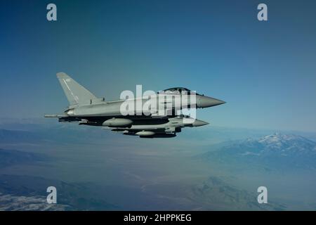 Zwei Royal Air Force Eurofighter Typhoon FGR4s, die 1 (Fighter) Squadron, RAF Lossiemouth, Großbritannien, zugewiesen wurden, warten auf die Luft-Luft-Betankung von einem RAF Voyager-Tanker während einer Red Flag-Nellis 22-1-Mission am 3. Februar 2022 auf der Nellis Air Force Base, Nevada. Die Nevada Test and Training Range ist das wichtigste militärische Trainingsgebiet der US Air Force mit mehr als 12.000 Quadratmeilen Luftraum und 2,9 Millionen Hektar Land. (USA Luftwaffe Foto von Airman 1st Klasse Zachary Rufus) Stockfoto