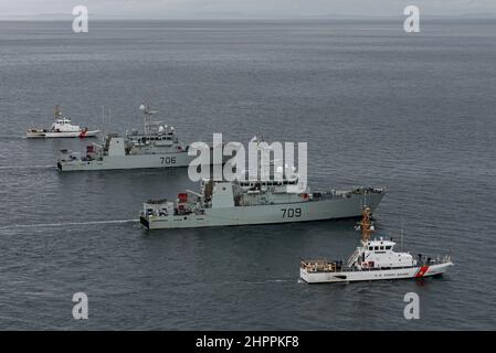 Der Cutter der US-Küstenwache Blue Shark [WPB 87360] und der Cutter der US-Küstenwache Osprey [WPB 87307] flankieren HMCS Saskatoon und HMCS Yellowknife der Royal Canadian Navy während einer gemeinsamen Übung in der Salish Sea am 17. Februar 2022. Die Übung wurde durchgeführt, um die Besatzungen der Royal Canadian Navy auf Einsätze zur Unterstützung der Anti-Betäubungsmittel-Operationen der Vereinigten Staaten zu Schulen und vorzubereiten. (USA Foto der Küstenwache von Petty Officer, Klasse 2nd, Steve Strohmaier) Stockfoto