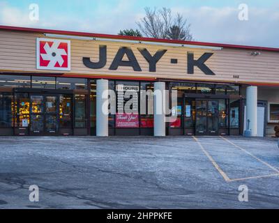 New Hartford, New York - 18. Februar 2022: Nahaufnahme des Eingangs zum Jay-K Lumber Building. Jay-K ist ein bekannter Baustoff und -Ausrüstung Stockfoto