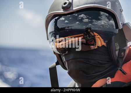 Die Rettungsschwimmerin der japanischen Maritime Self Defense Force mit dem 71st Air Rescue Squadron blickt auf einen ShinMaywa US-2 während des Trainings Cope North 22 auf der Insel Tinian in der Nähe des Andersen Air Force Base, Guam, 14. Februar 2022 zurück. Japanische und US-amerikanische Luftstreitkräfte haben gemeinsam an der multilateralen Übung Cope North 2022 der US Pacific Air Forces geschult, die jährlich auf der Andersen AFB, Guam, durchgeführt wird und sich auf die Beschäftigung und humanitäre Hilfe der Luftstreitkräfte sowie auf die Katastrophenhilfe konzentriert, um die Interoperabilität zwischen den USA, Australien, Und japanische forc Stockfoto